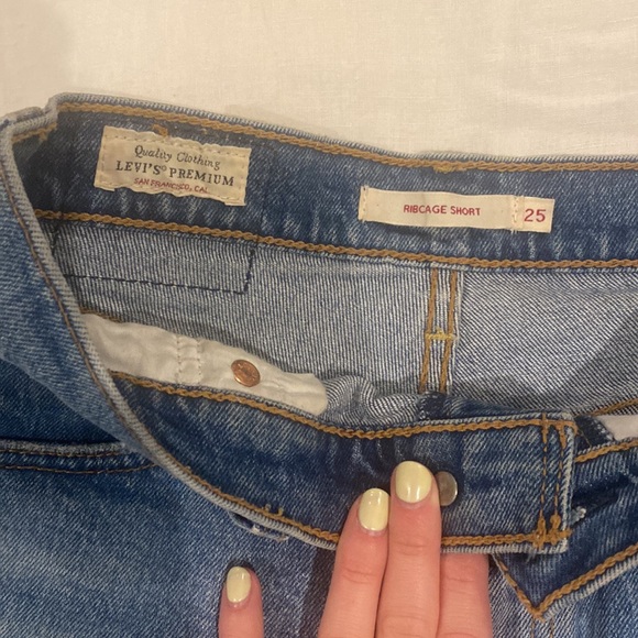 Levis Ribcage Short in Medium Wash - Picture 4 of 4